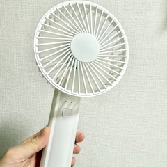 ハンディファン ホワイト 携帯扇風機 静音 4WAY (手持ち/卓上/壁掛け/クリップ) 5000mAh大容量 の画像