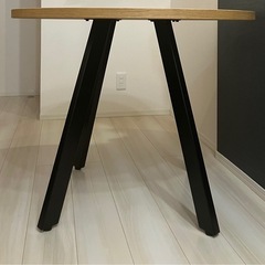 かなでもの　
KANADEMONO　THE CAFE TABLE / リノリウム  ホワイト　Black Steel 4本脚 × ラウンド φ90の画像