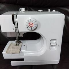 コンパクト多機能ミシンの画像