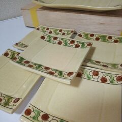 未使用　瀬戸焼 せともの起源　赤津焼　綺麗な貫入！四方皿大１枚小５枚　木箱ありの画像