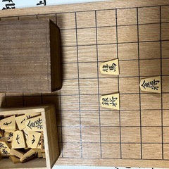 駒は全部揃っている将棋盤付きの画像