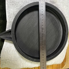 硯　丸型、片口注ぎ口あり
の画像