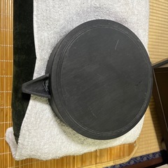 硯　丸型、片口注ぎ口あり
の画像