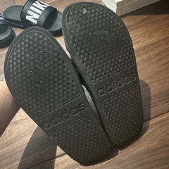 adidas サンダルの画像