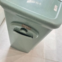 ペダル式ゴミ箱の画像