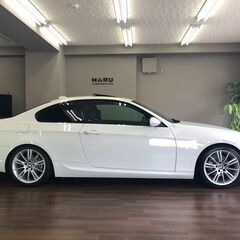 BMW３シリーズ ３２０iクーペ　Mスポーツ / ワンオーナー / ガラスサンルーフ / 黒レザーシート / シートヒーター / 車検対応4本出しマフラー / カーボンデュフューザー / カーボントランクスポイラーの画像