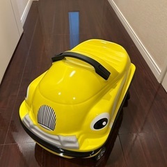 子供が乗るキャリーケースの画像