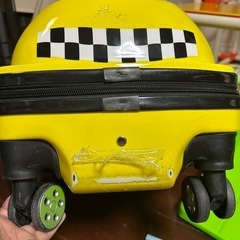 子供が乗るキャリーケースの画像