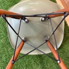 【値下げ中】イームズ2脚カフェチェア 近隣配送あり   の画像