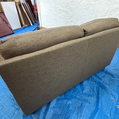 【バナナ苫小牧】中古品 布製2人掛けソファー ブラウン系 底面破け有りの画像