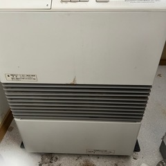 小さめの古いFF式ストーブ