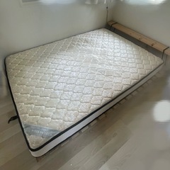 ダブルベッドの画像