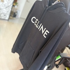セリーヌ　黒パーカー　文字白　男女兼用　サイズMの画像