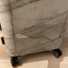 白マーブルのスーツケース機内持ち込みサイズの画像