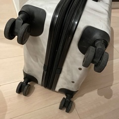 白マーブルのスーツケース機内持ち込みサイズの画像