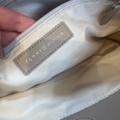 TOMMY HILFIGER シックサッチェルバッグの画像