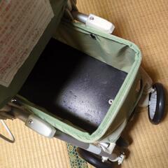 座れる歩行器の画像