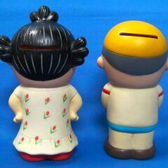 可愛い貯金箱フィギュア 「国民的アニメのサザエさん＆磯野カツオ」ソフビ貯金箱2体セット 長谷川町子美術館限定の画像