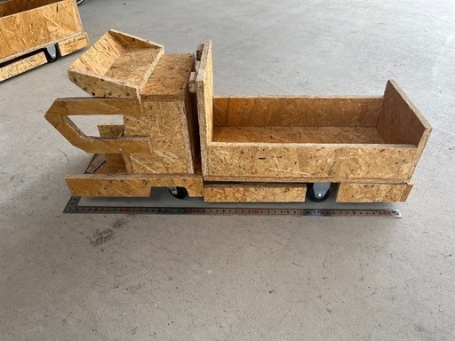 トラック型の小物入れ