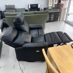【超美品‼️】定価109,900円♪ ニトリ 2人掛け電動リクライニングソファ(グラッゼBK) 本革製 ブラックレザー♪の画像