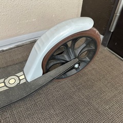 【お値下げ】GLOBBER キックバイク　大人用　ブレーキ　スタンド付の画像