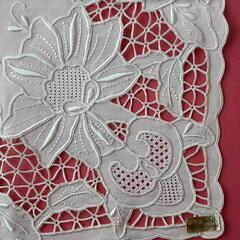 未使用　中国土産　絹カットワーク刺繍レース ハンカチorポケｯトチ-フ