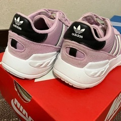 adidas 16㎝の画像
