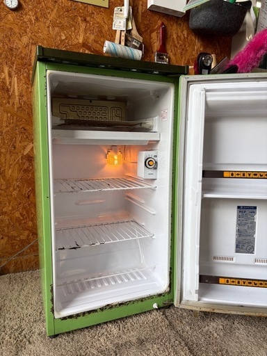 G0909 SANYO サンヨー 実働 71L レトロ冷蔵庫 棚板 、本体サビあり  