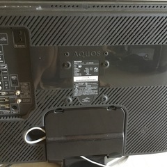 AQUOSテレビとテレビ回転台の画像