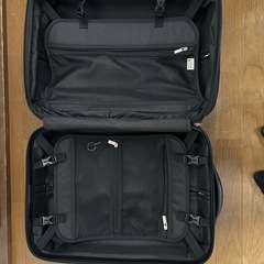 UNDER ARMOURキャリーバッグ。スーツケース。W35.5cm×H54.5cm×D23cm　キャリーケースサイズ：S(〜3泊) ・容量: 約33L ・カラー: ブラックの画像
