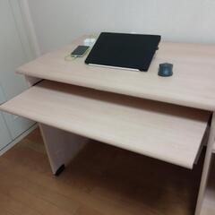 ■パソコンデスク：可動式のキーボード台付き　高さ77cm、幅140cmの画像
