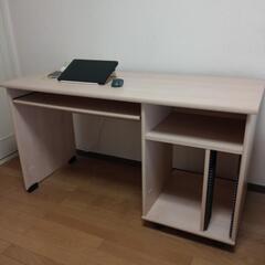 ■パソコンデスク：可動式のキーボード台付き　高さ77cm、幅140cm