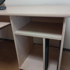 ■パソコンデスク：可動式のキーボード台付き　高さ77cm、幅140cmの画像