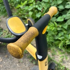 黄色の三輪車の画像