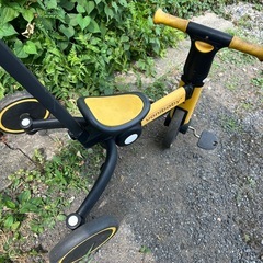 黄色の三輪車の画像