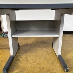 中古　OAデスク　キャスター付き 幅70cm×奥行63.5cm×高さ65.5cmの画像
