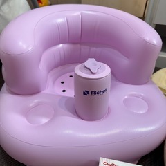 ベビーグッズまとめ売り　新品未使用おしゃぶり　　リチェルふかふかベビーチェアー　搾乳機　授乳枕　おしゃぶりケース　などの画像