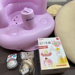 ベビーグッズまとめ売り　新品未使用おしゃぶり　　リチェルふかふかベビーチェアー　搾乳機　授乳枕　おしゃぶりケース　などの画像
