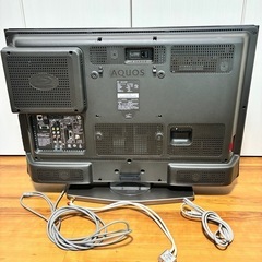 SHARP 製　32型　液晶テレビ　リモコン、アンテナケーブル分配器付きの画像