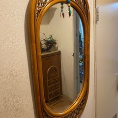 藤製の枠がついたオシャレな姿見　熊谷市役所近くの画像