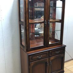 【希少3面ガラス採光】【古家具】カリモク 飾り棚 定番 コレクションボード コレクションカップ カリモク家具 コロニアル ヴィンテージ 食器棚 キッチンボード　karimoku オールド カリモク 飾り棚 リビング収納 カップボード キッチンボード　【糸島市内 送料無料】250709-10の画像