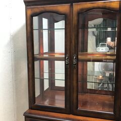 【希少3面ガラス採光】【古家具】カリモク 飾り棚 定番 コレクションボード コレクションカップ カリモク家具 コロニアル ヴィンテージ 食器棚 キッチンボード　karimoku オールド カリモク 飾り棚 リビング収納 カップボード キッチンボード　【糸島市内 送料無料】250709-10の画像