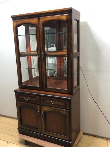 【希少3面ガラス採光】【古家具】カリモク 飾り棚 定番 コレクションボード コレクションカップ カリモク家具 コロニアル ヴィンテージ 食器棚 キッチンボード　karimoku オールド カリモク 飾り棚 リビング収納 カップボード キッチンボード　【糸島市内 送料無料】250709-10