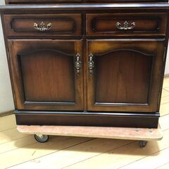 【希少3面ガラス採光】【古家具】カリモク 飾り棚 定番 コレクションボード コレクションカップ カリモク家具 コロニアル ヴィンテージ 食器棚 キッチンボード　karimoku オールド カリモク 飾り棚 リビング収納 カップボード キッチンボード　【糸島市内 送料無料】250709-10の画像