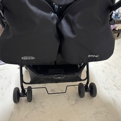 双子ベビーカーの画像