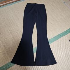 フレア黒ズボンの画像