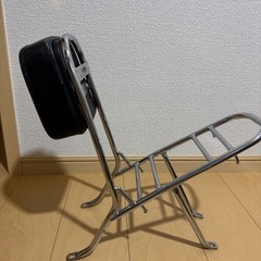 ジョーカー　スチール製のシーシーバー、ブラックレザー風クッション付き。