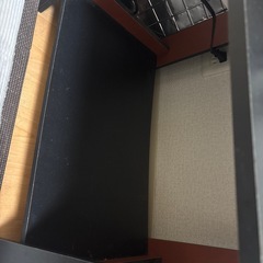 モダン木製テーブルの画像