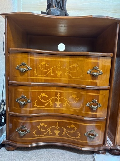 アンティーク調チェスト　配線コード用穴付き