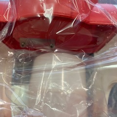 レトロなデザインの手動式かき氷機の画像